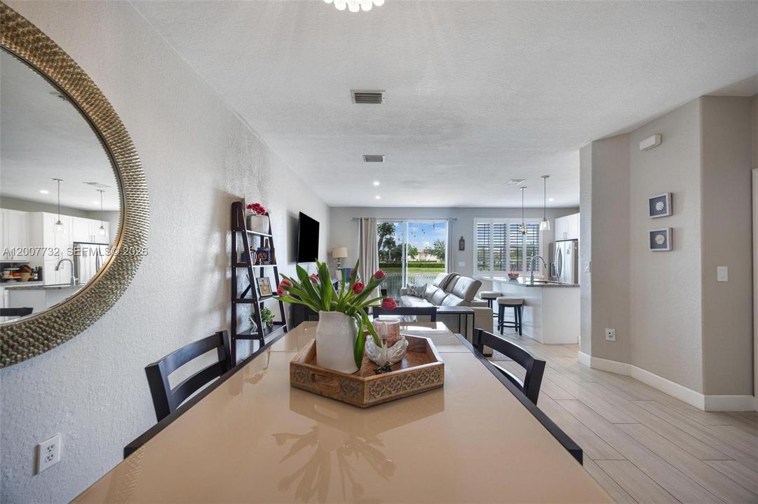 Activo con contrato: $649,900 (4 camas, 2 baños, 1894 Pies cuadrados)