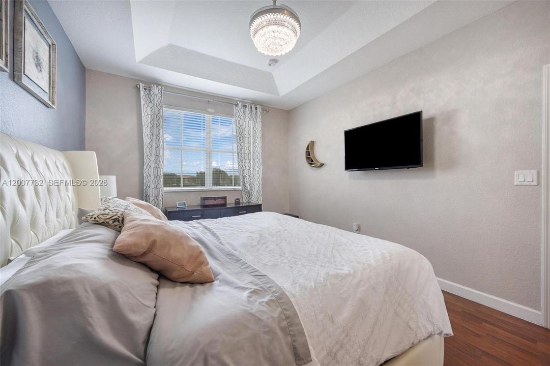Activo con contrato: $649,900 (4 camas, 2 baños, 1894 Pies cuadrados)