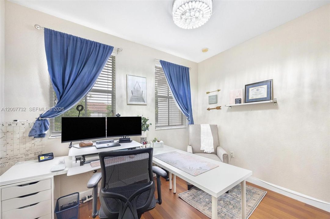 Activo con contrato: $649,900 (4 camas, 2 baños, 1894 Pies cuadrados)