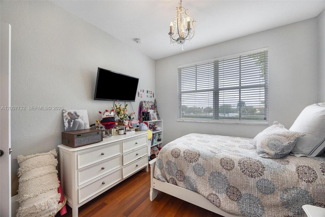 Activo con contrato: $649,900 (4 camas, 2 baños, 1894 Pies cuadrados)