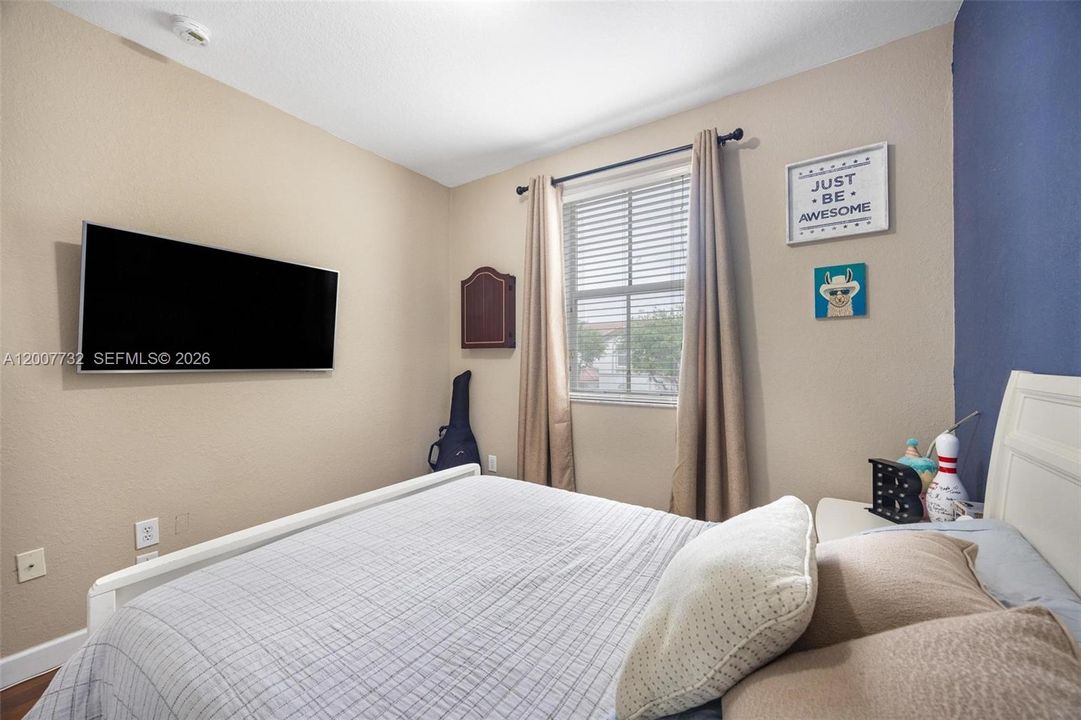 Activo con contrato: $649,900 (4 camas, 2 baños, 1894 Pies cuadrados)