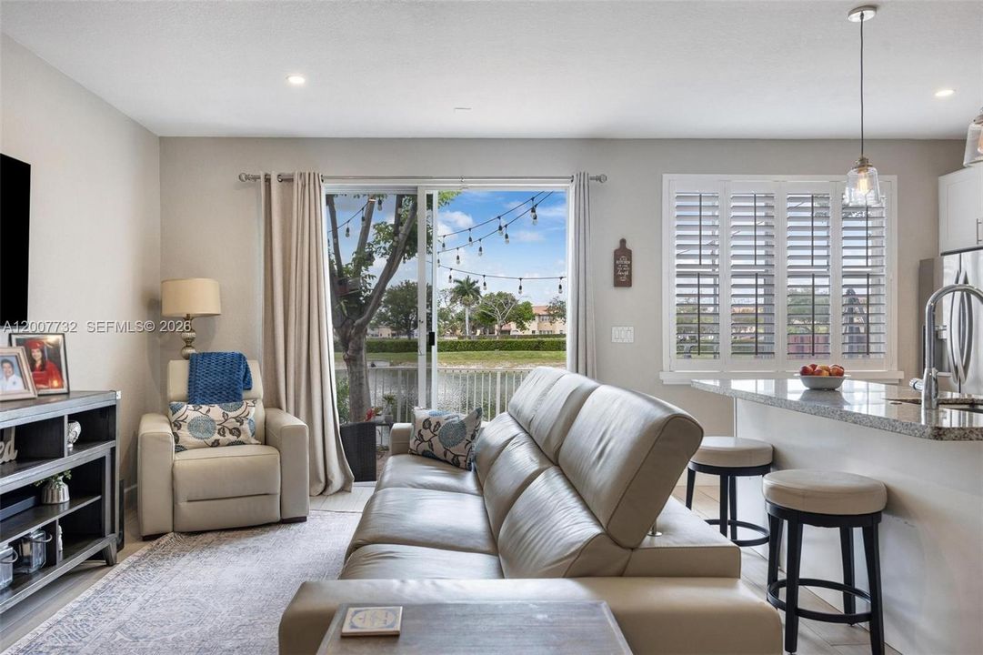 Activo con contrato: $649,900 (4 camas, 2 baños, 1894 Pies cuadrados)