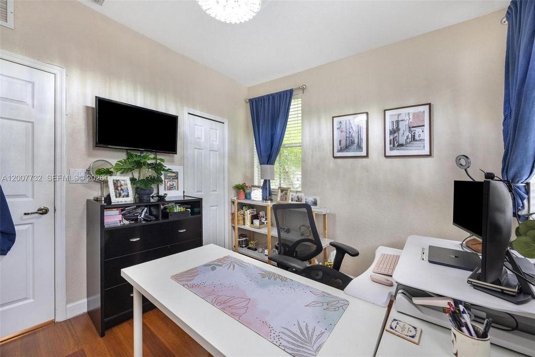 Activo con contrato: $649,900 (4 camas, 2 baños, 1894 Pies cuadrados)