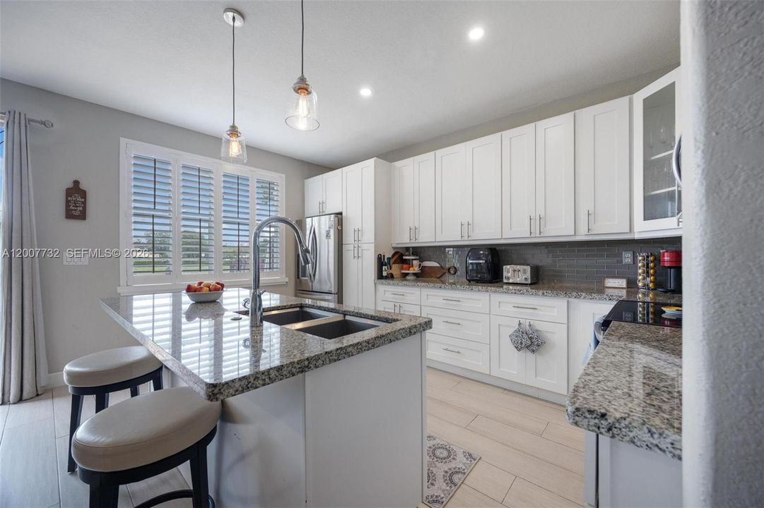 Activo con contrato: $649,900 (4 camas, 2 baños, 1894 Pies cuadrados)