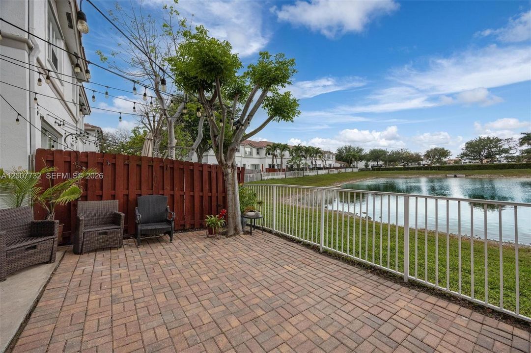 Activo con contrato: $649,900 (4 camas, 2 baños, 1894 Pies cuadrados)