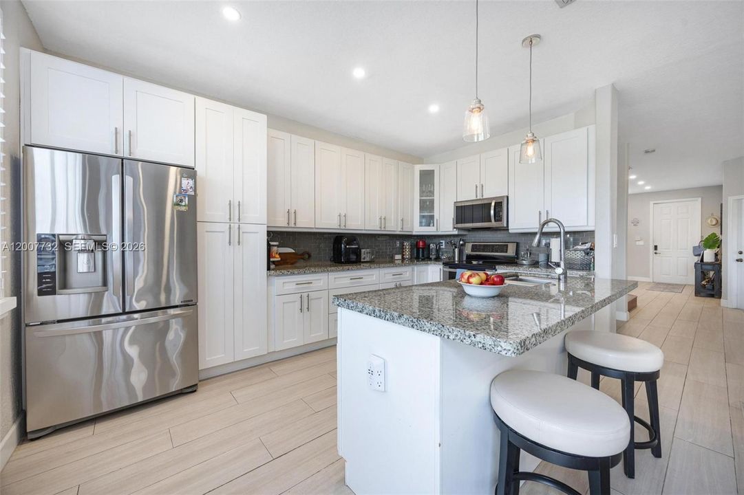 Activo con contrato: $649,900 (4 camas, 2 baños, 1894 Pies cuadrados)