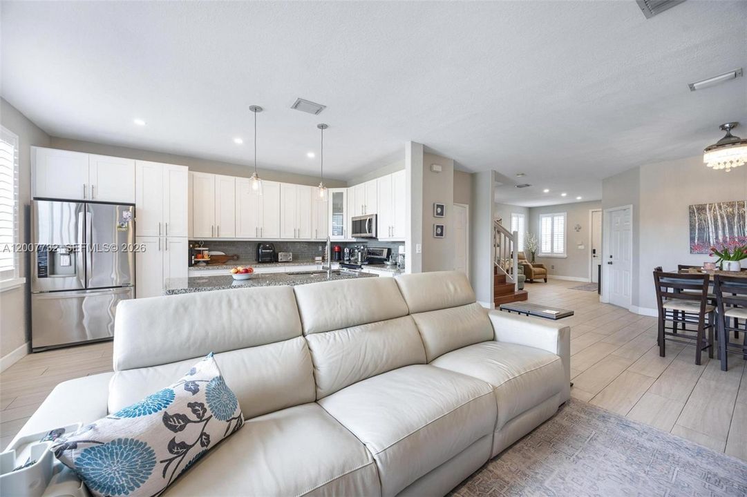Activo con contrato: $649,900 (4 camas, 2 baños, 1894 Pies cuadrados)