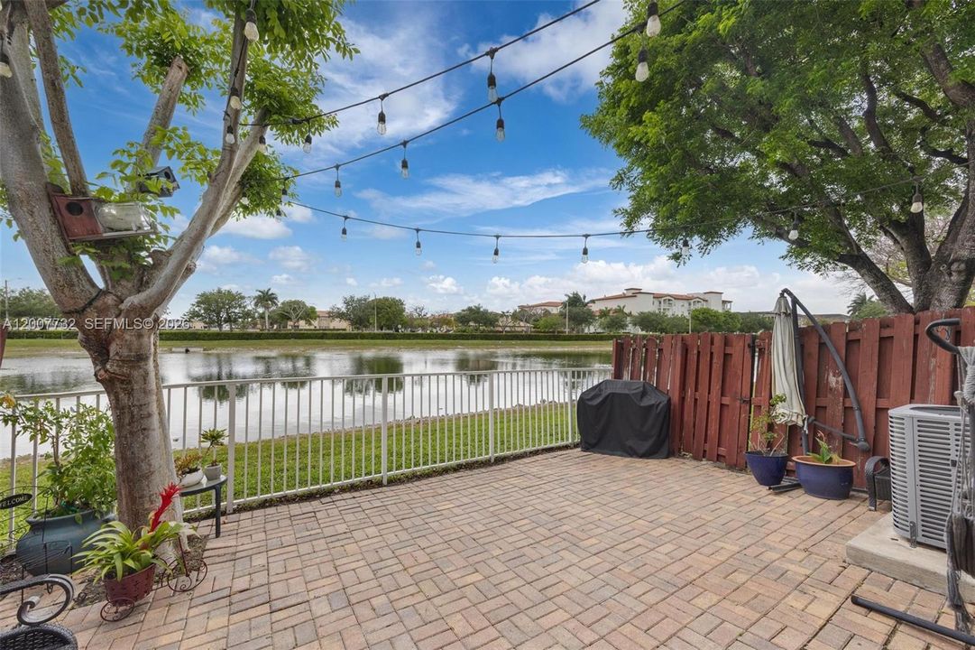 Activo con contrato: $649,900 (4 camas, 2 baños, 1894 Pies cuadrados)