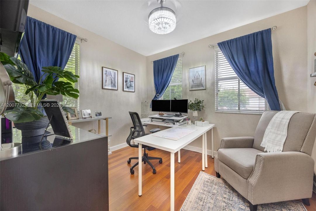 Activo con contrato: $649,900 (4 camas, 2 baños, 1894 Pies cuadrados)