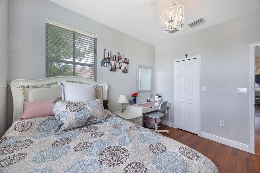 Activo con contrato: $649,900 (4 camas, 2 baños, 1894 Pies cuadrados)