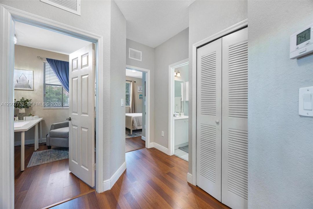 Activo con contrato: $649,900 (4 camas, 2 baños, 1894 Pies cuadrados)