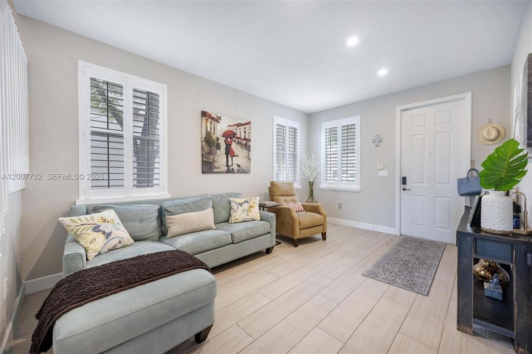 Activo con contrato: $649,900 (4 camas, 2 baños, 1894 Pies cuadrados)