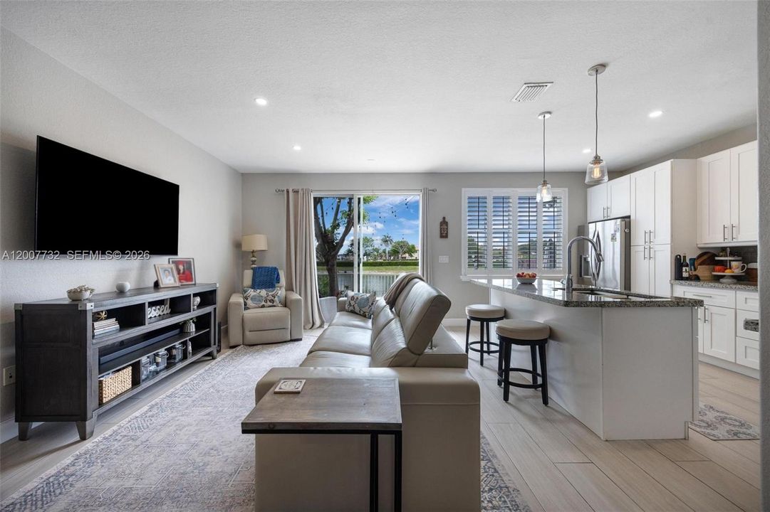 Activo con contrato: $649,900 (4 camas, 2 baños, 1894 Pies cuadrados)