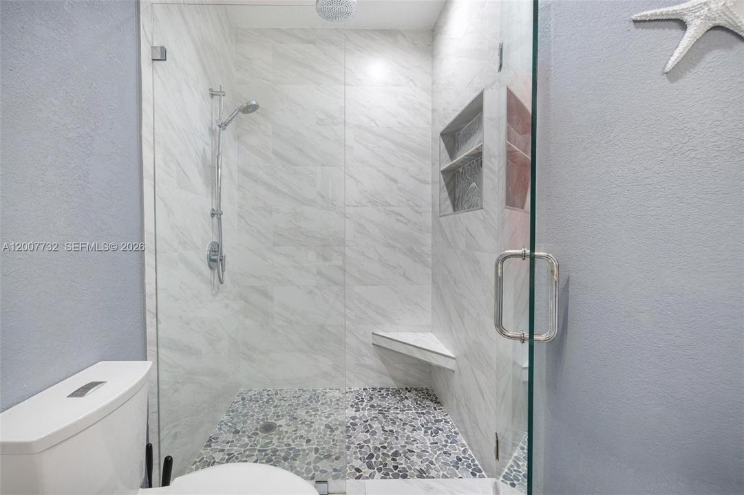 Activo con contrato: $649,900 (4 camas, 2 baños, 1894 Pies cuadrados)
