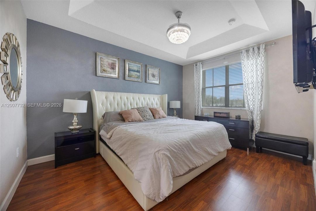 Activo con contrato: $649,900 (4 camas, 2 baños, 1894 Pies cuadrados)