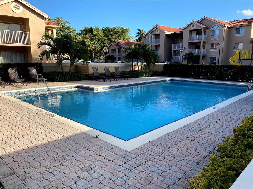 Active With Contract: $299,000 (2 beds, 2 baths, 1075 Square Feet)
