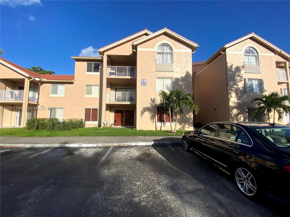 Active With Contract: $299,000 (2 beds, 2 baths, 1075 Square Feet)