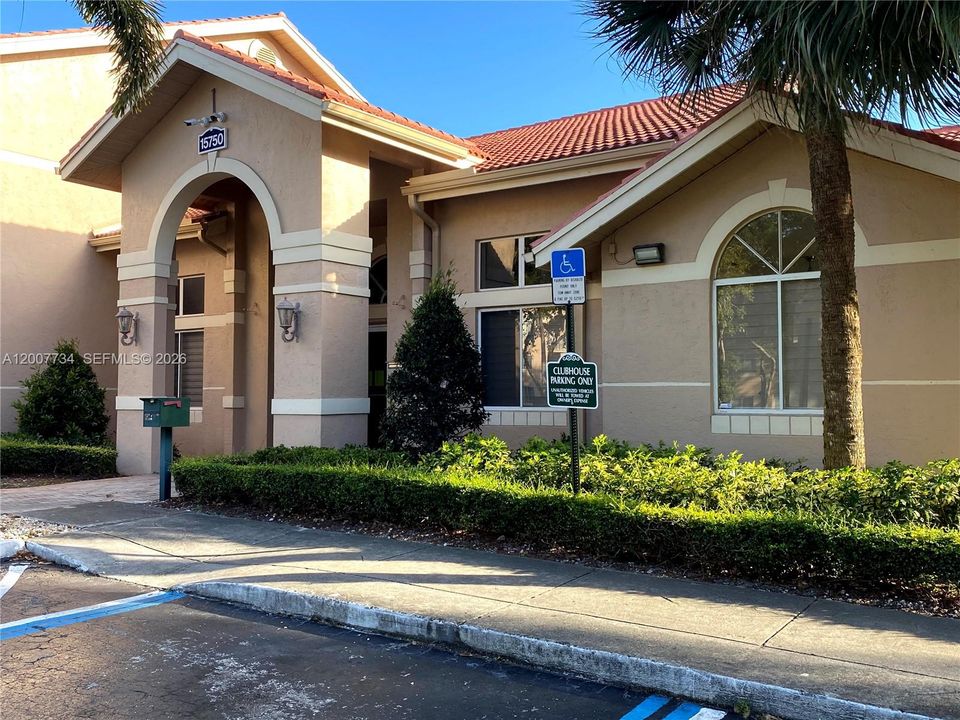 Active With Contract: $299,000 (2 beds, 2 baths, 1075 Square Feet)