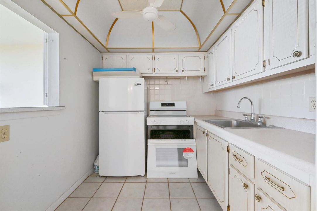 09 Kitchen 01