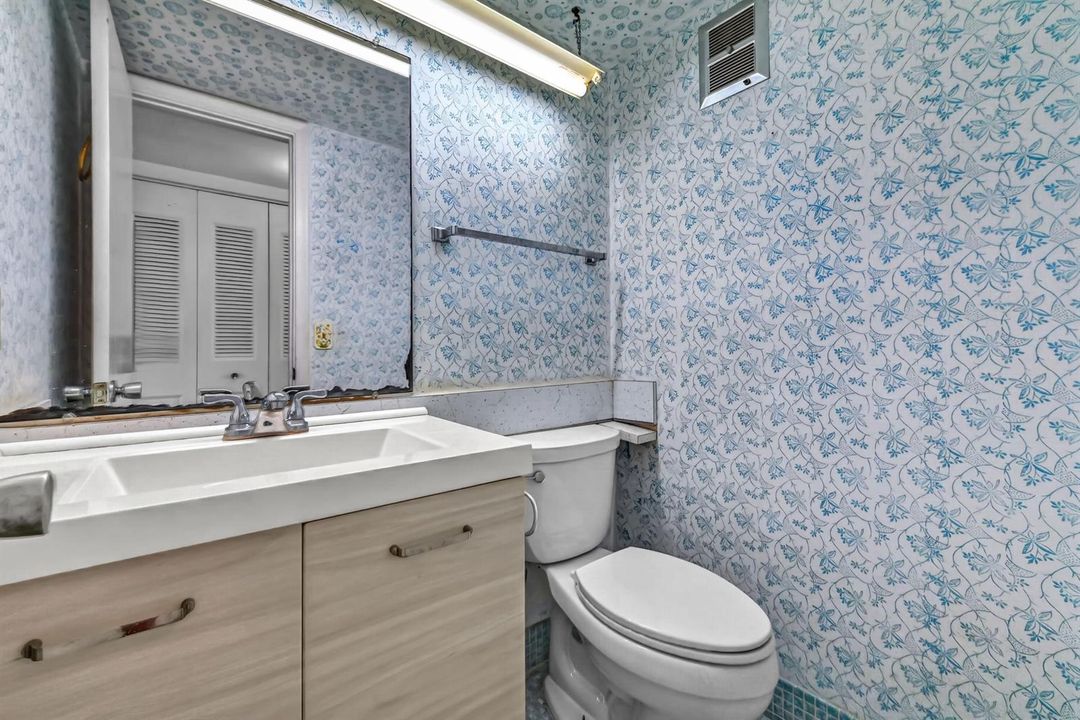 10 Bathroom 01