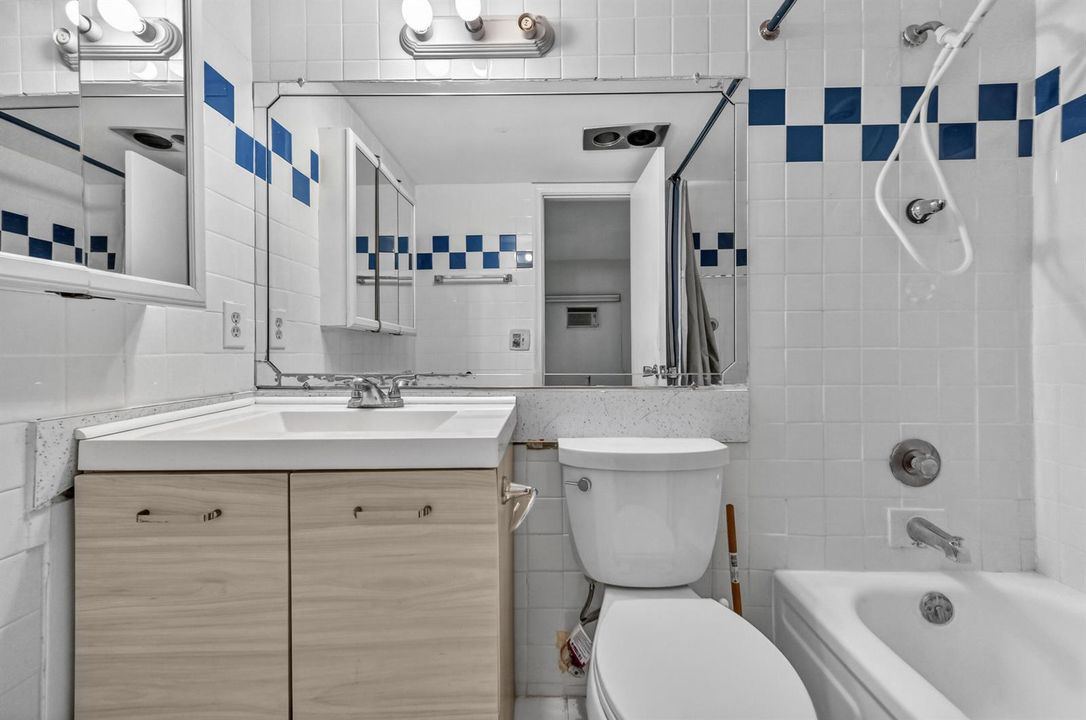 14 Bathroom 02