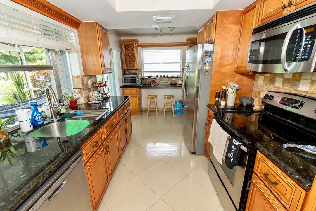 На продажу: $359,900 (2 спален, 2 ванн, 1068 Квадратных фут)