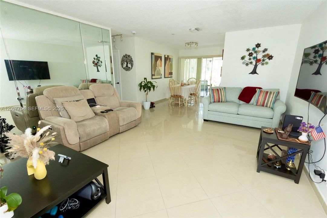 На продажу: $359,900 (2 спален, 2 ванн, 1068 Квадратных фут)