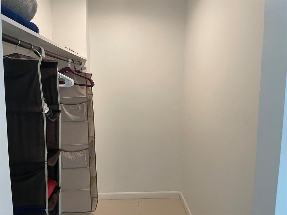 Bungallow Walkin Closet
