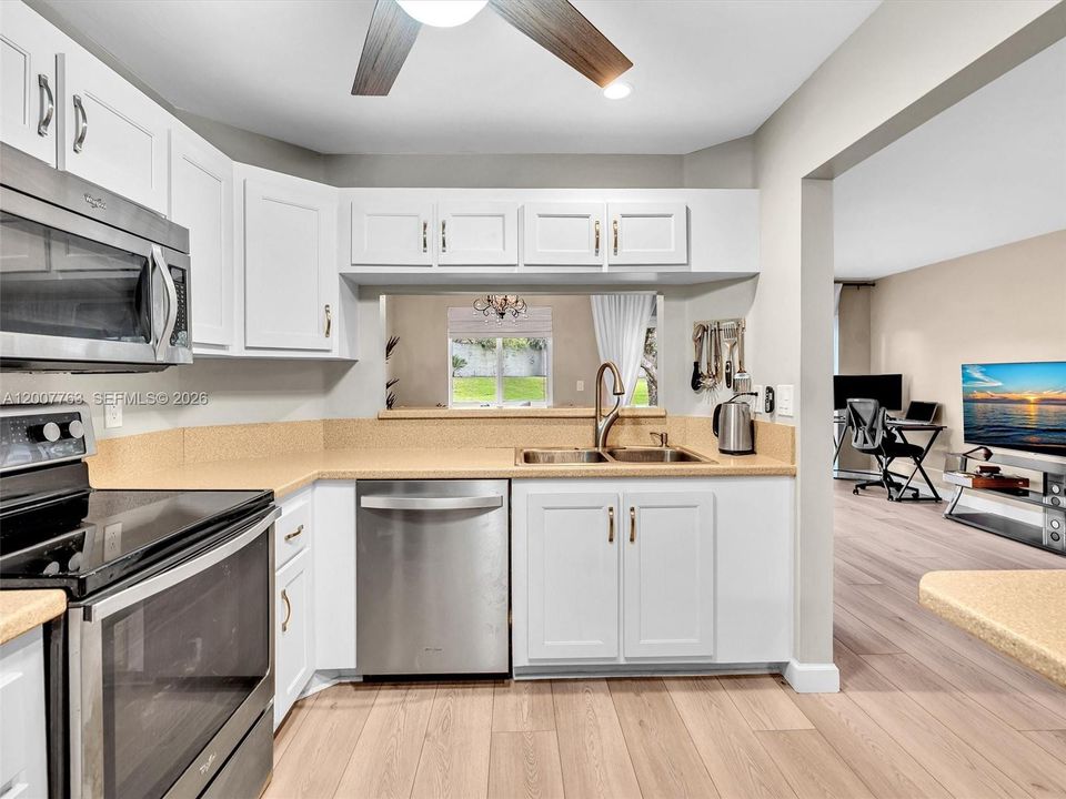 For Sale: $399,000 (2 beds, 2 baths, 1349 Square Feet)