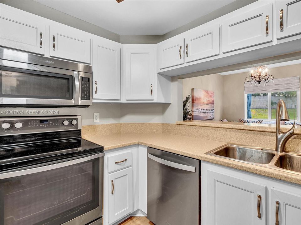 For Sale: $399,000 (2 beds, 2 baths, 1349 Square Feet)