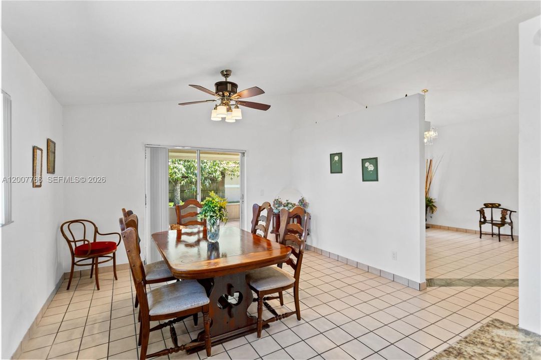 En Venta: $599,000 (3 camas, 2 baños, 1571 Pies cuadrados)
