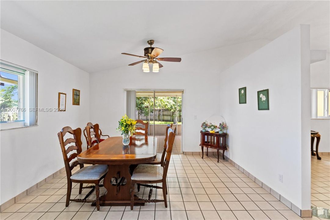 En Venta: $599,000 (3 camas, 2 baños, 1571 Pies cuadrados)