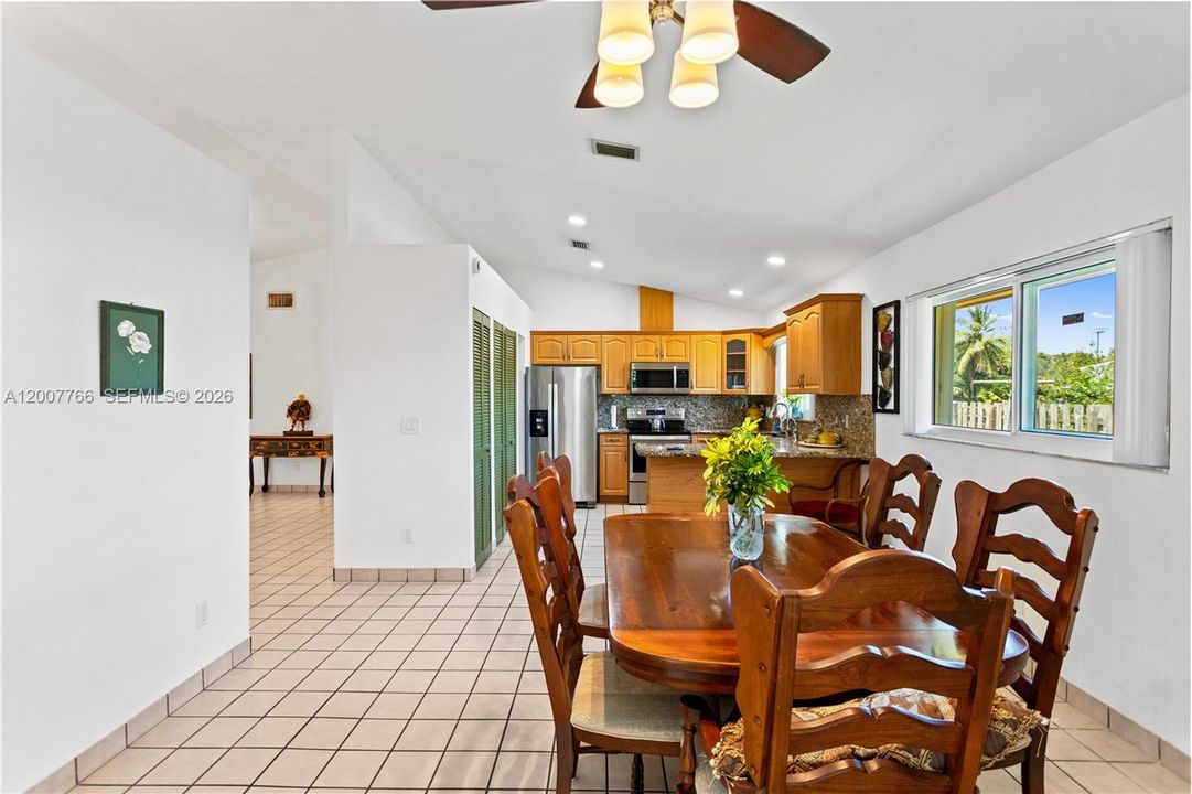 En Venta: $599,000 (3 camas, 2 baños, 1571 Pies cuadrados)