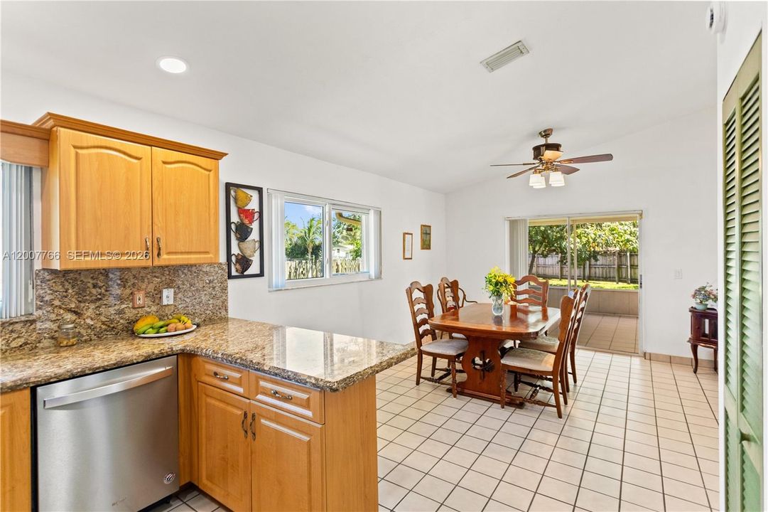 En Venta: $599,000 (3 camas, 2 baños, 1571 Pies cuadrados)