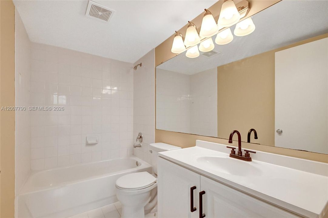 Под контрактом: $2,250 (2 спален, 2 ванн, 1105 Квадратных фут)