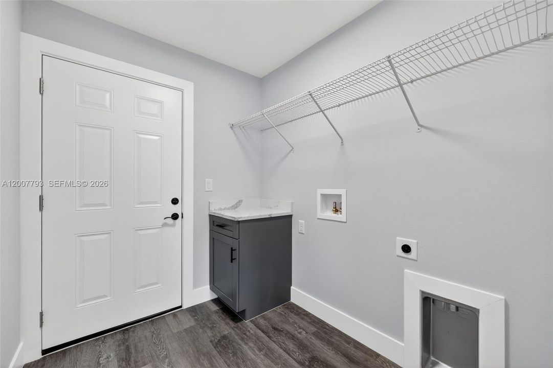 Active With Contract: $279,999 (3 beds, 2 baths, 1576 Square Feet)