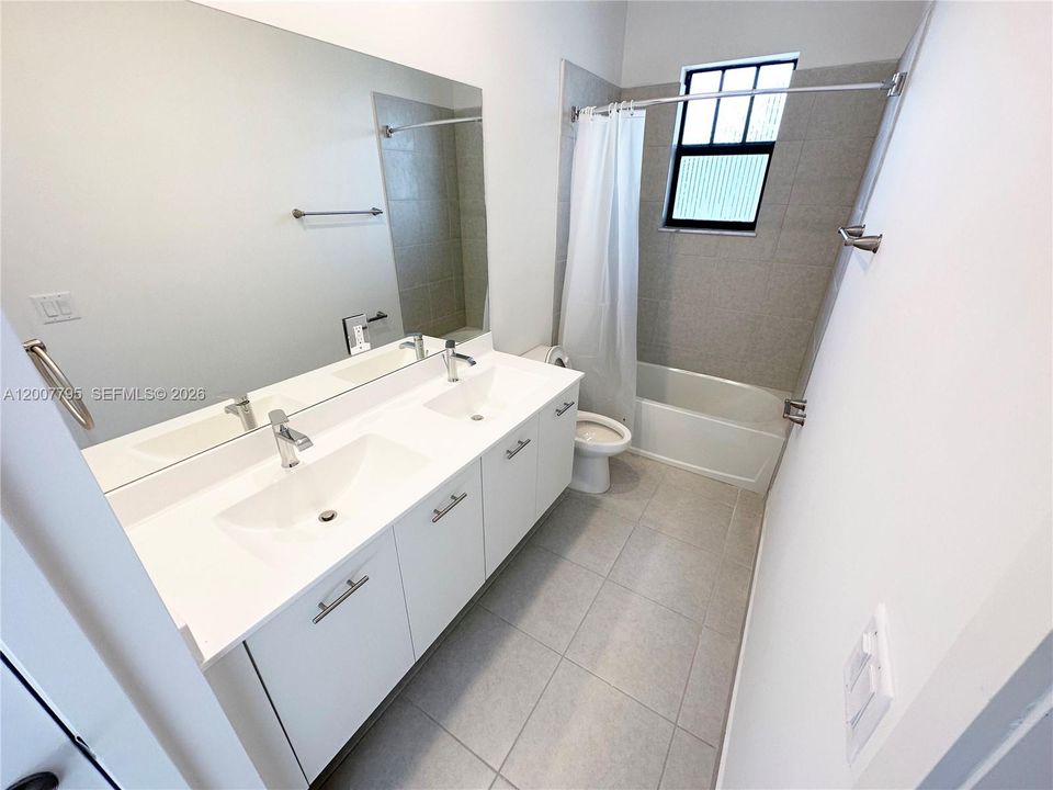Activo con contrato: $5,900 (4 camas, 4 baños, 2873 Pies cuadrados)