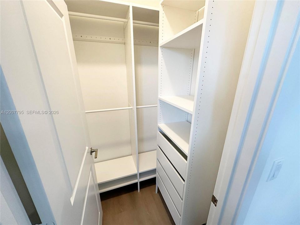 Activo con contrato: $5,900 (4 camas, 4 baños, 2873 Pies cuadrados)