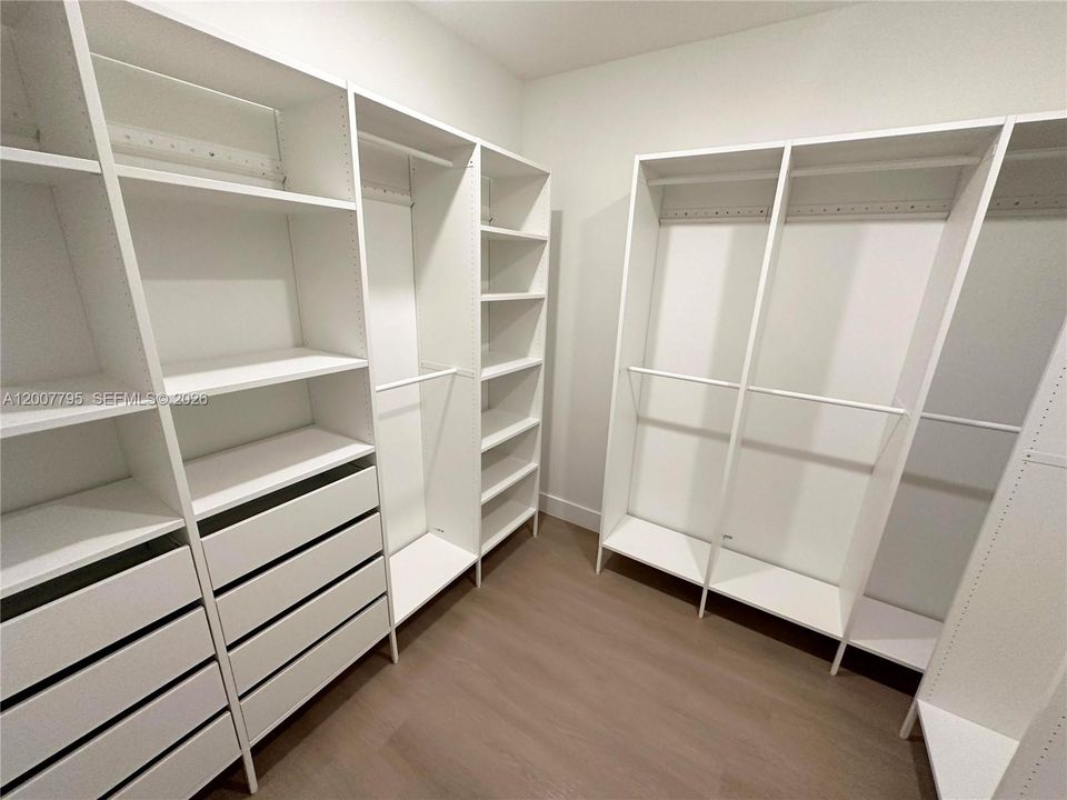 Activo con contrato: $5,900 (4 camas, 4 baños, 2873 Pies cuadrados)