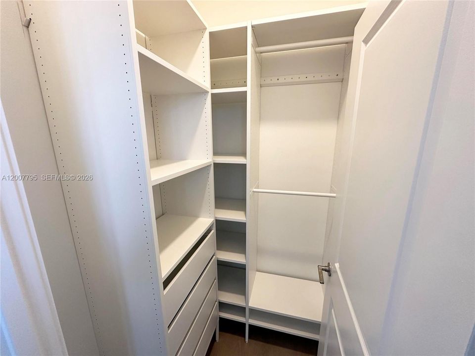 Activo con contrato: $5,900 (4 camas, 4 baños, 2873 Pies cuadrados)