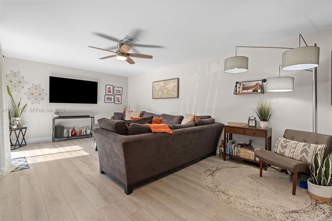 For Sale: $365,000 (3 beds, 2 baths, 1434 Square Feet)