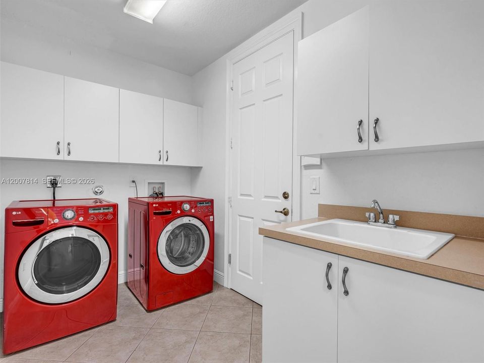 For Sale: $1,050,000 (5 beds, 3 baths, 3122 Square Feet)