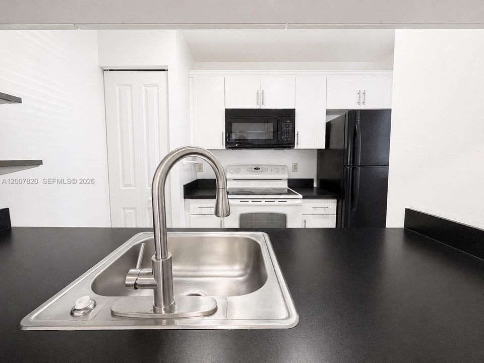 Active With Contract: $299,888 (3 beds, 2 baths, 993 Square Feet)