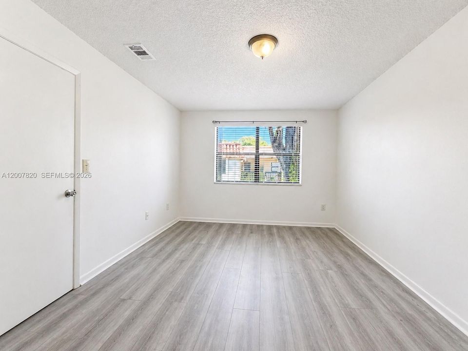 Active With Contract: $299,888 (3 beds, 2 baths, 993 Square Feet)