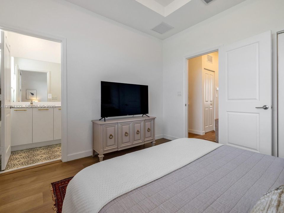 В аренду: $4,200 (3 спален, 3 ванн, 1328 Квадратных фут)