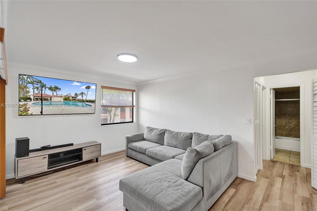 En Venta: $204,900 (2 camas, 2 baños, 978 Pies cuadrados)