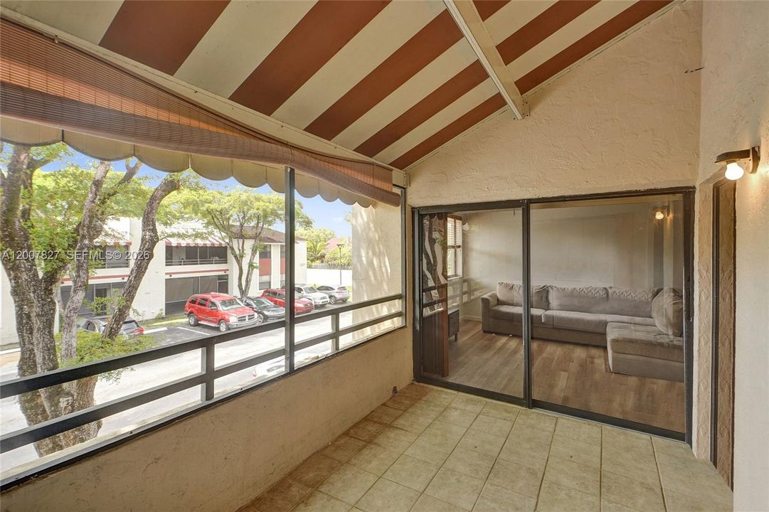 En Venta: $204,900 (2 camas, 2 baños, 978 Pies cuadrados)