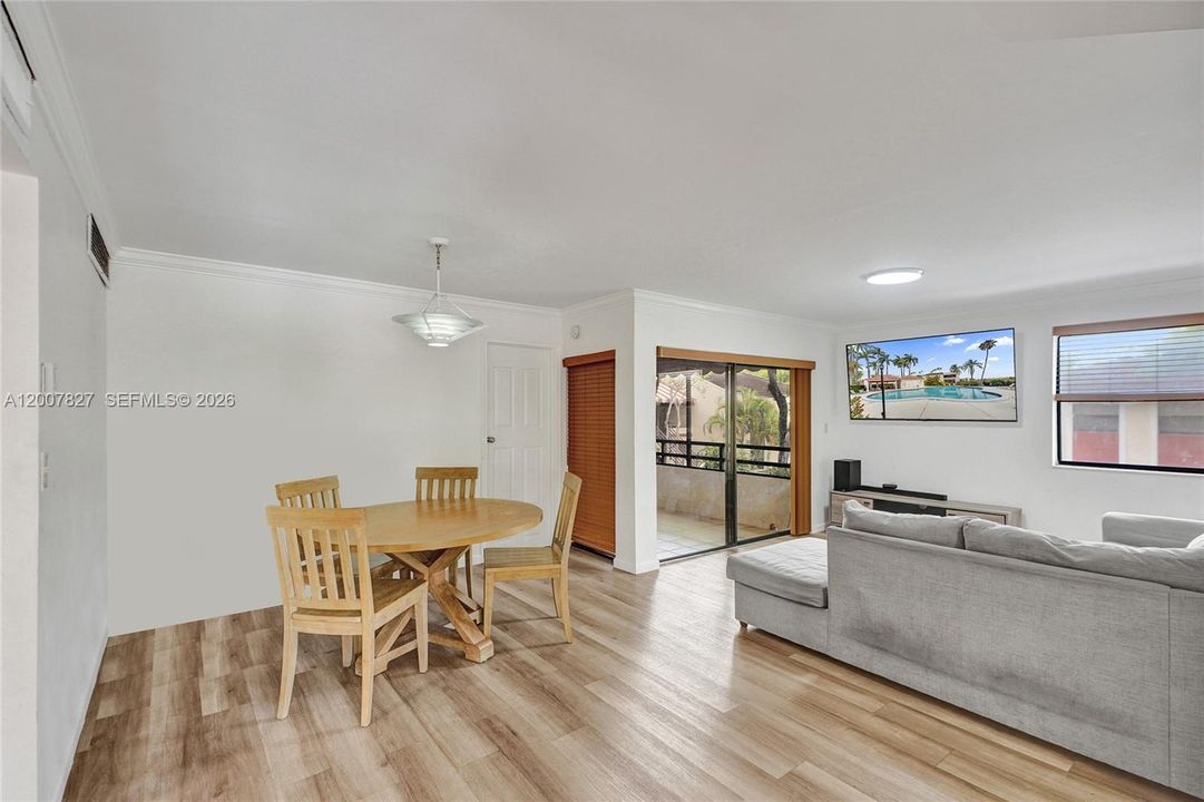 En Venta: $204,900 (2 camas, 2 baños, 978 Pies cuadrados)