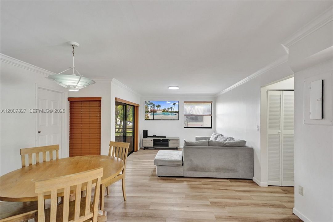 En Venta: $204,900 (2 camas, 2 baños, 978 Pies cuadrados)