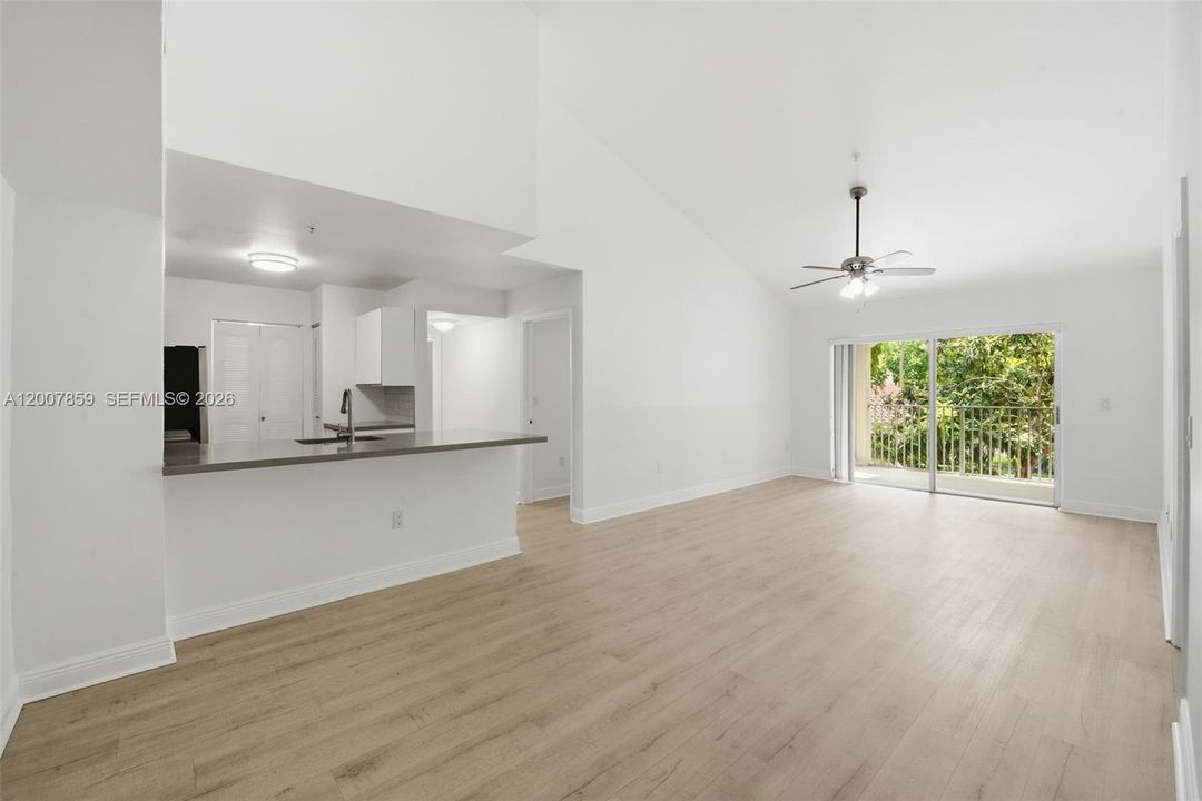 На продажу: $299,999 (3 спален, 2 ванн, 1080 Квадратных фут)